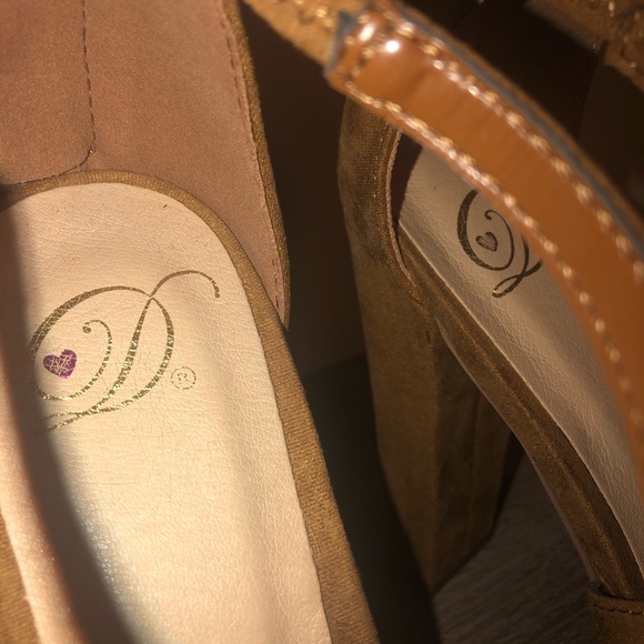 DSW Caramel Suede Heels - Picture 6 of 6